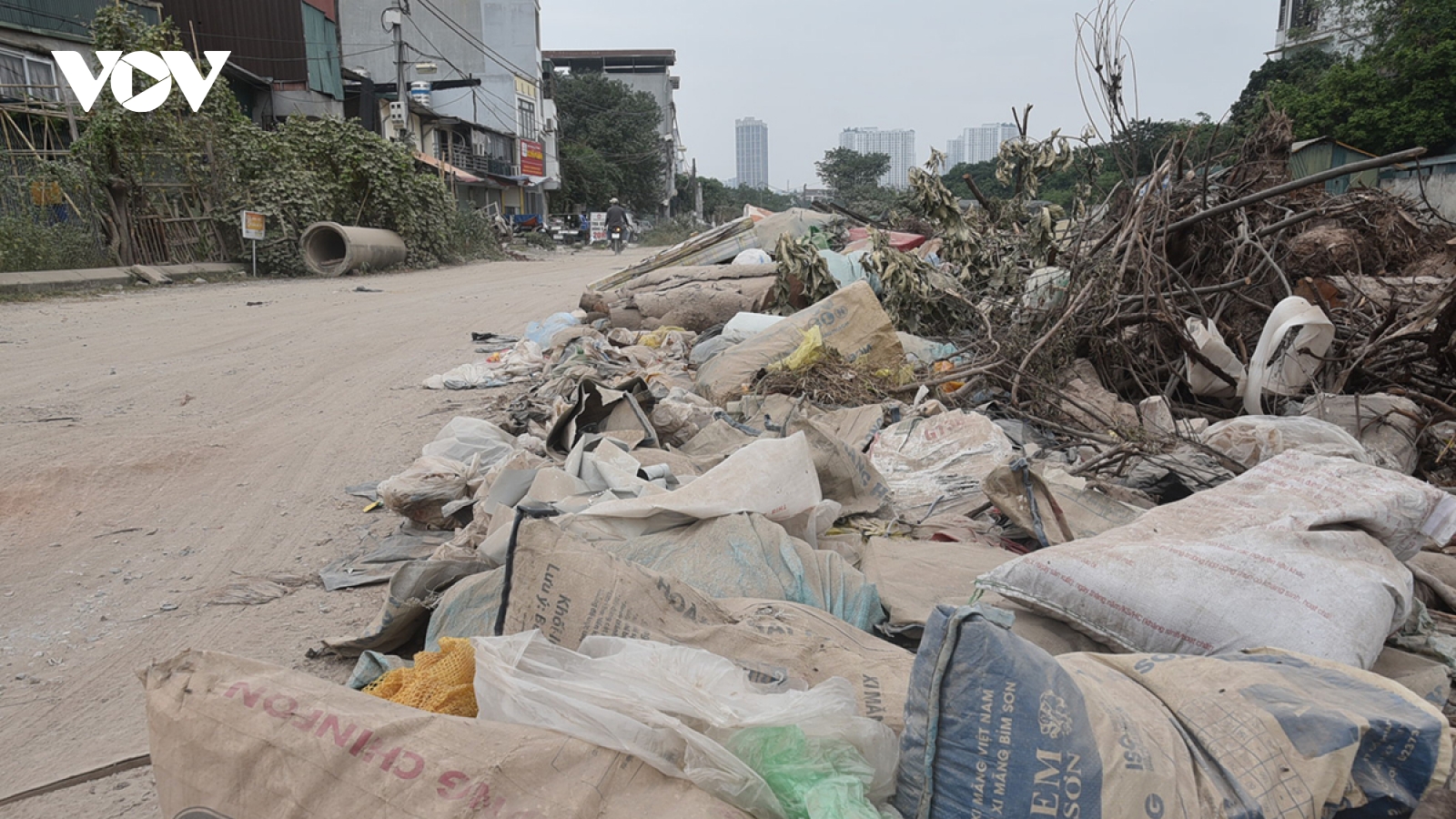 Hà Nội: Đoạn vành đai 2,5 Đầm Hồng dừng thi công bị biến thành nơi đổ phế thải